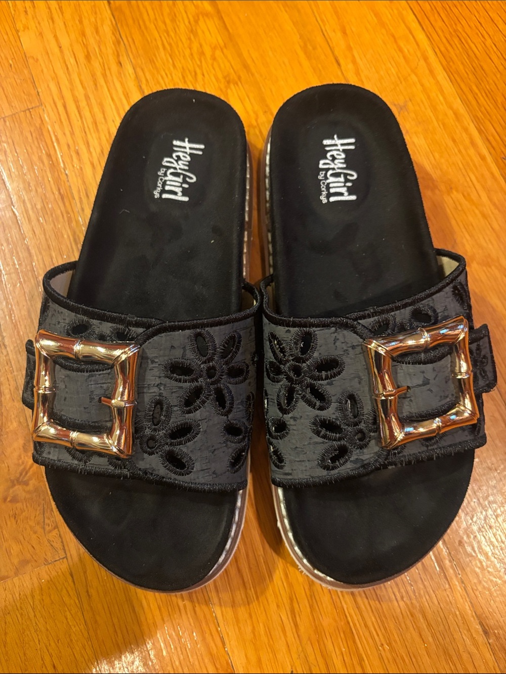 Hey Girl by Corky’s Black Eyelet Floral Detail Gold Buckle Slide Sandals Sz 6